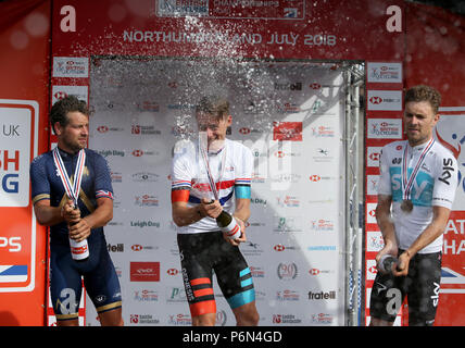 Aqua Bleu Sport les Adam Blythe (à gauche), Madison Genèse' Connor Swift (centre) et l'équipe Sky's Owain Doull MBE célébrer sur le podium après la route nationale britannique HSBC mens Course sur route championnat de la concurrence dans le Northumberland. Banque D'Images