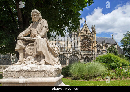 Statue du peintre Nicolas Poussin et Collégiale Notre-Dame des Andelys / Eglise à Les Andelys, Eure, Normandie, France Banque D'Images