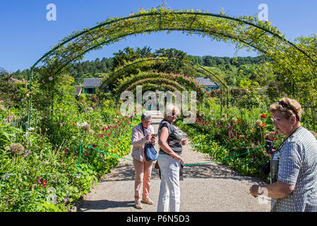 Personnes âgées touristes se rendant sur le jardin à la maison de peintre impressionniste Claude Monet à Giverny, Eure, Normandie, France Banque D'Images