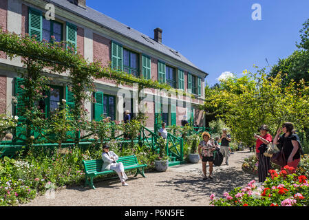 Les touristes visitant le jardin et maison en été de peintre impressionniste Claude Monet à Giverny, Eure, Normandie, France Banque D'Images