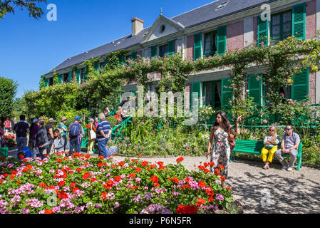 Les touristes visitant le jardin et maison en été de peintre impressionniste Claude Monet à Giverny, Eure, Normandie, France Banque D'Images