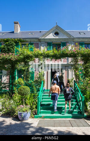 Les touristes visitant le jardin et maison en été de peintre impressionniste Claude Monet à Giverny, Eure, Normandie, France Banque D'Images