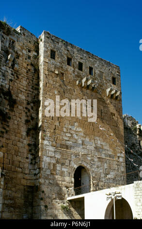 La Syrie. Talkalakh, District de Krak des Chevaliers. Château des croisés, sous le contrôle de Chevaliers Hospitaliers (1142-1271) pendant les croisades en Terre sainte, est tombé en contrôle Arabe au 13e siècle. Tour d'entrée. Photo prise avant la guerre civile en Syrie. Banque D'Images