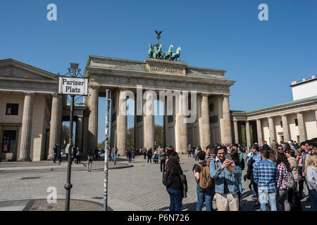 BERLIN, ALLEMAGNE, LE 17 AVRIL 2018 : la Brandenburger Tor à Pariser Platz avec de nombreux visiteurs et touristes non identifiés. Banque D'Images