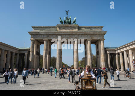 BERLIN, ALLEMAGNE, LE 17 AVRIL 2018 : un orgue de joueur en face de la Brandenburger Tor à Pariser Platz avec de nombreux touristes non identifiés. Banque D'Images