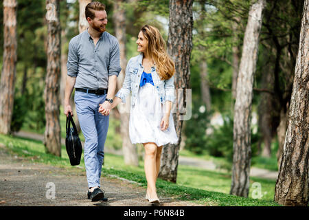 Beau couple de prendre une marche dans la nature Banque D'Images