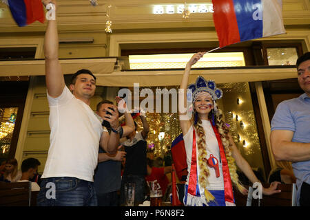 Ambiance de carnaval comme fédération de fans près de la Place Rouge, Moscou célèbrent leur victoire sur l'Espagne au cours des 16 à la Coupe du Monde FIFA 2018, en Russie. Banque D'Images