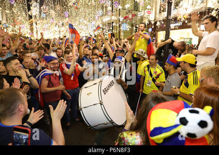 Ambiance de carnaval comme fédération de fans près de la Place Rouge, Moscou célèbrent leur victoire sur l'Espagne au cours des 16 à la Coupe du Monde FIFA 2018, en Russie. Banque D'Images