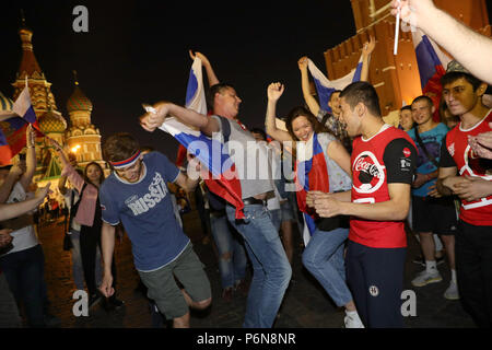 Ambiance de carnaval comme fédération de fans près de la Place Rouge, Moscou célèbrent leur victoire sur l'Espagne au cours des 16 à la Coupe du Monde FIFA 2018, en Russie. Banque D'Images