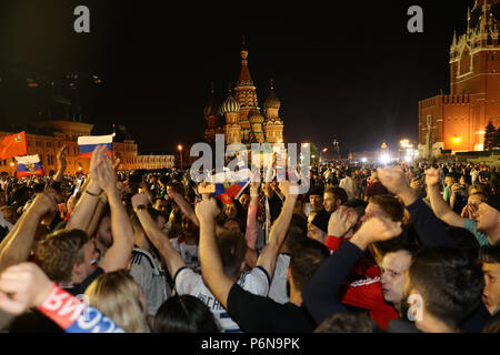 Ambiance de carnaval comme fédération de fans près de la Place Rouge, Moscou célèbrent leur victoire sur l'Espagne au cours des 16 à la Coupe du Monde FIFA 2018, en Russie. Banque D'Images