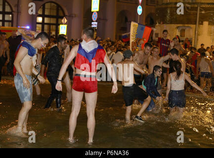 Ambiance de carnaval comme fédération de fans dans une fontaine près de la Place Rouge, Moscou célèbrent leur victoire sur l'Espagne au cours des 16 à la Coupe du Monde FIFA 2018, en Russie. Banque D'Images