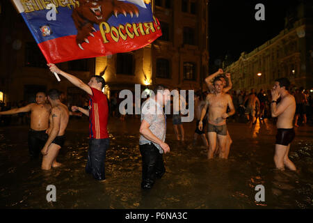 Ambiance de carnaval comme fédération de fans dans une fontaine près de la Place Rouge, Moscou célèbrent leur victoire sur l'Espagne au cours des 16 à la Coupe du Monde FIFA 2018, en Russie. Banque D'Images