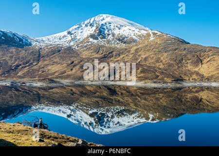 Gairich (919m) sur le Loch Loch Quoich (Chuaich), Glen Garry, région des Highlands, Ecosse, Royaume-Uni Banque D'Images