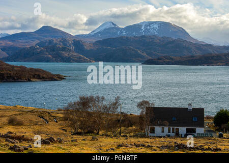 Un Ruadh-Mheallan Beinn Alligin et la plage sur Upper Loch Torridon, région des Highlands, Ecosse, Royaume-Uni Banque D'Images
