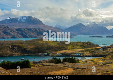 Beinn Alligin (à gauche) et le Torridon Hills, de Upper Loch Torridon, région des Highlands, Ecosse, Royaume-Uni Banque D'Images