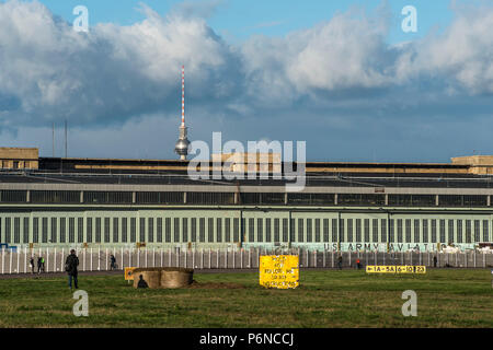 BERLIN, ALLEMAGNE, LE 20 OCTOBRE 2017 : vue sur l'ancien aéroport de Tempelhof à Berlin avec les visiteurs non identifiés. Banque D'Images