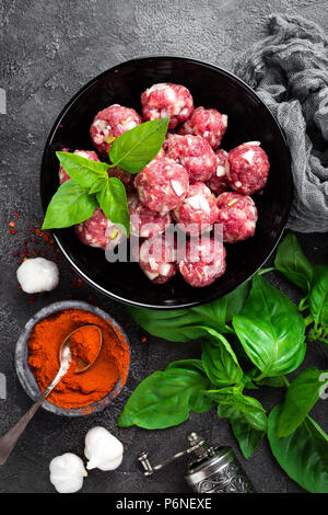 Les boulettes de boeuf. La cuisson des boulettes de viande de b oe uf cru Banque D'Images