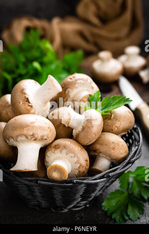 Les champignons. Les champignons frais dans le panier Banque D'Images