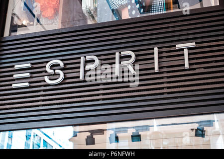 Berlin, Allemagne - juin 2018 : l'Esprit logo sur store extérieur / shop façade dans Berlin, Allemagne Banque D'Images