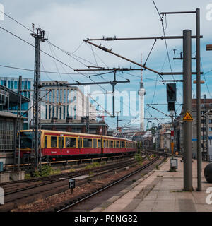 Berlin, Allemagne - juin 2018 : les transports en chemin de fer (S-Bahn) à proximité de la tour de télévision (Fernsehturm) à Berlin, Allemagne Banque D'Images