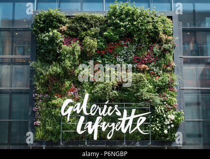 Berlin, Allemagne - juin 2018 : Galeries Lafayette logo sur la façade du centre commercial à Berlin, Allemagne Banque D'Images