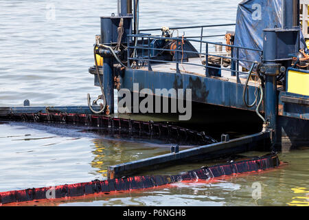 En cas de déversement de pétrole pollution nettoyage du navire dans l'eau Banque D'Images