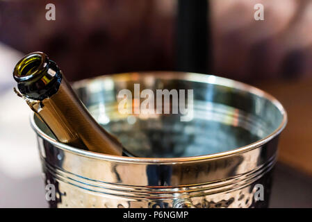 Bouteille de champagne dans la benne Banque D'Images