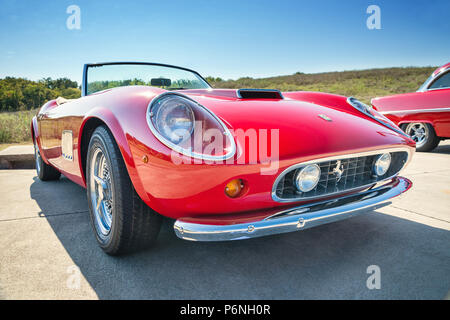 Un rouge 1962 Ferrari 250 GT California Spyder. American Classic Car. Vue latérale avant. Banque D'Images