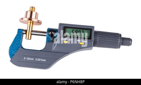 Micromètre numérique et pièce en métal brillant. Close-up de la mesure d'une partie métallique en laiton bronze par le dispositif de jaugeage précis avec un écran vert. Banque D'Images