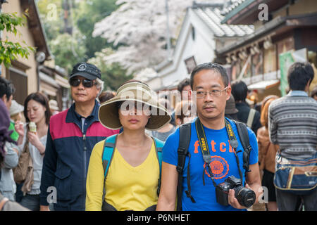 Les touristes japonais Arashiyama explorer dans la banlieue de Kyoto au Japon. Banque D'Images