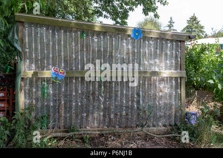 Les enfants de l'école primaire en cerisier Lymm, Cheshire, Angleterre, Royaume-Uni ont travaillé ensemble et avec les adultes de construire une serre à l'aide de vide Banque D'Images