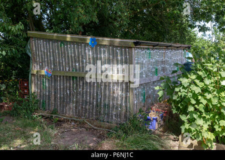 Les enfants de l'école primaire en cerisier Lymm, Cheshire, Angleterre, Royaume-Uni ont travaillé ensemble et avec les adultes de construire une serre à l'aide de vide Banque D'Images