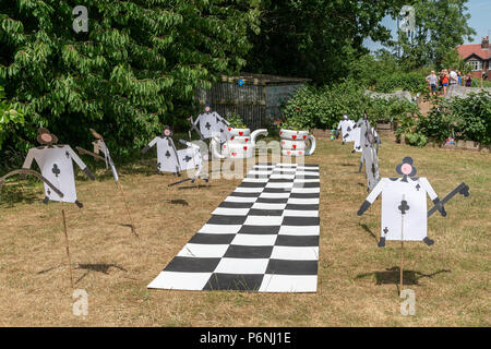 Cherry Tree Ecole primaire en Lymm, Cheshire, Angleterre, Royaume-Uni, ont créé des planteurs d'imagination dans les vieux pneus en forme d'une tasse et une théière et lieu Banque D'Images