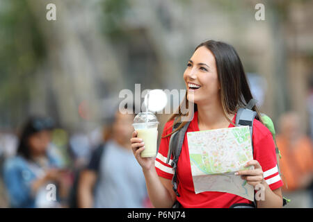 Happy teen holding touristique une carte papier dans la rue Banque D'Images