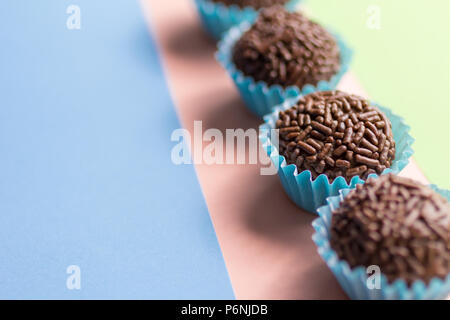 Brigadeiro est une truffe au chocolat fait maison typique du Brésil. Le cacao, lait condensé et saupoudre de chocolat. Fréquente chez les enfants d'anniversaire. C Banque D'Images