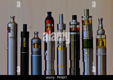 Un ensemble de différents dispositifs pour cigarette electronique tube electronic cigarette ou vaping avec eliquid Banque D'Images