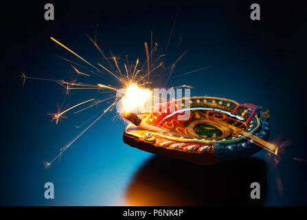 Effet pétillant sur une lampe allumée diya. Happy Diwali Banque D'Images