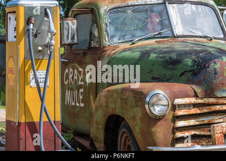 Vintage camion et la pompe à essence Shell de Crazy Mule Arts & antiquités dans les contreforts des Blue Ridge Mountains à Lula, la Géorgie. (USA) Banque D'Images