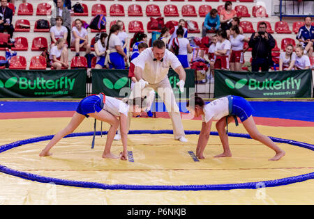 La Russie, Vladivostok, 06/30/2018. Le Sumo de la concurrence entre les jeunes filles nées en 2003-2004. Les tournois d'arts martiaux et sports de combat. Banque D'Images