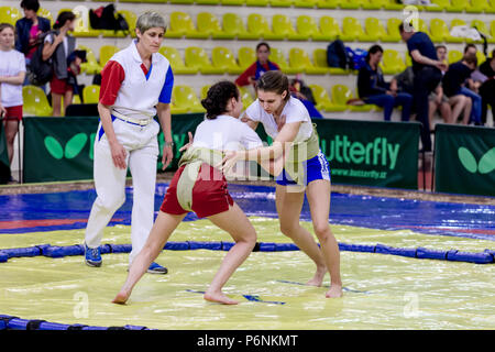 La Russie, Vladivostok, 06/30/2018. Le Sumo de la concurrence entre les jeunes filles nées en 2003-2004. Les tournois d'arts martiaux et sports de combat. Banque D'Images