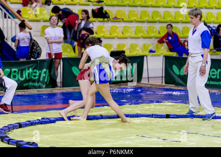 La Russie, Vladivostok, 06/30/2018. Le Sumo de la concurrence entre les jeunes filles nées en 2003-2004. Les tournois d'arts martiaux et sports de combat. Banque D'Images