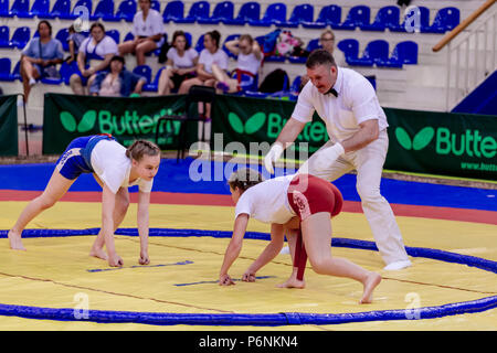 La Russie, Vladivostok, 06/30/2018. Le Sumo de la concurrence entre les jeunes filles nées en 2003-2004. Les tournois d'arts martiaux et sports de combat. Banque D'Images