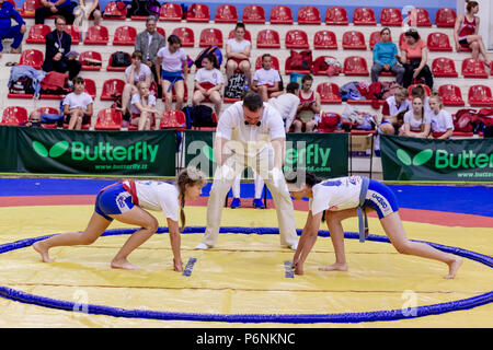 La Russie, Vladivostok, 06/30/2018. Le Sumo de la concurrence entre les jeunes filles nées en 2003-2004. Les tournois d'arts martiaux et sports de combat. Banque D'Images