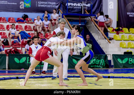 La Russie, Vladivostok, 06/30/2018. Le Sumo de la concurrence entre les jeunes filles nées en 2003-2004. Les tournois d'arts martiaux et sports de combat. Banque D'Images