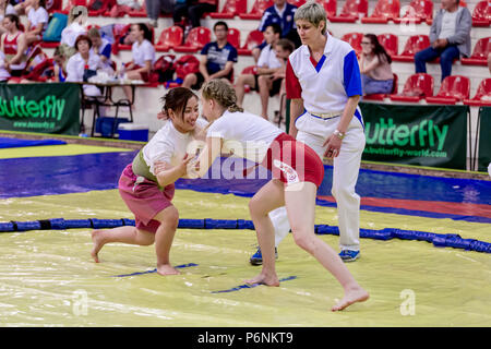 La Russie, Vladivostok, 06/30/2018. Le Sumo de la concurrence entre les jeunes filles nées en 2003-2004. Les tournois d'arts martiaux et sports de combat. Banque D'Images