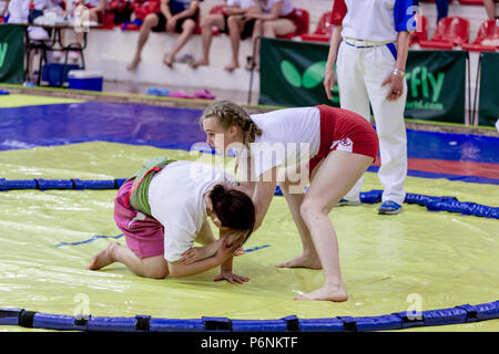 La Russie, Vladivostok, 06/30/2018. Le Sumo de la concurrence entre les jeunes filles nées en 2003-2004. Les tournois d'arts martiaux et sports de combat. Banque D'Images