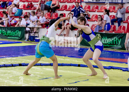 La Russie, Vladivostok, 06/30/2018. Le Sumo de la concurrence entre les jeunes filles nées en 2003-2004. Les tournois d'arts martiaux et sports de combat. Banque D'Images