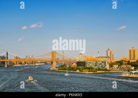 Le Pont de Brooklyn, suspendu dans l'East River, entre le Sud de Manhattan et de Brooklyn. Banque D'Images