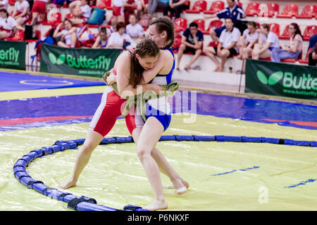 La Russie, Vladivostok, 06/30/2018. Le Sumo de la concurrence entre les jeunes filles nées en 2003-2004. Les tournois d'arts martiaux et sports de combat. Banque D'Images