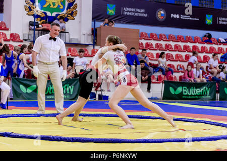 La Russie, Vladivostok, 06/30/2018. Le Sumo de la concurrence entre les jeunes filles nées en 2003-2004. Les tournois d'arts martiaux et sports de combat. Banque D'Images